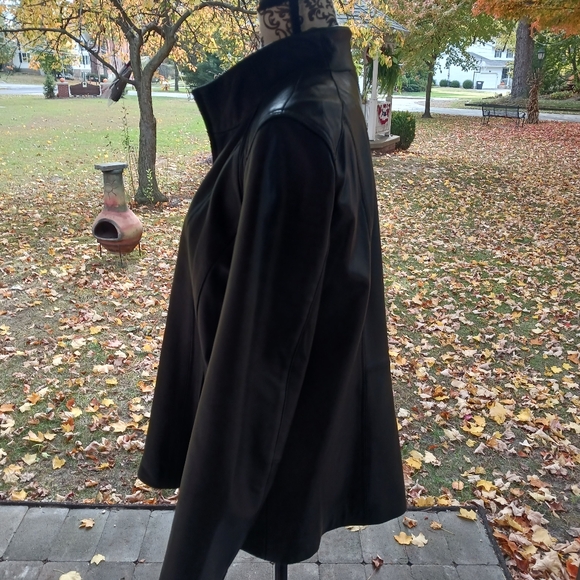 Women's vintage DKNY leather jacket - Picture 4 of 10